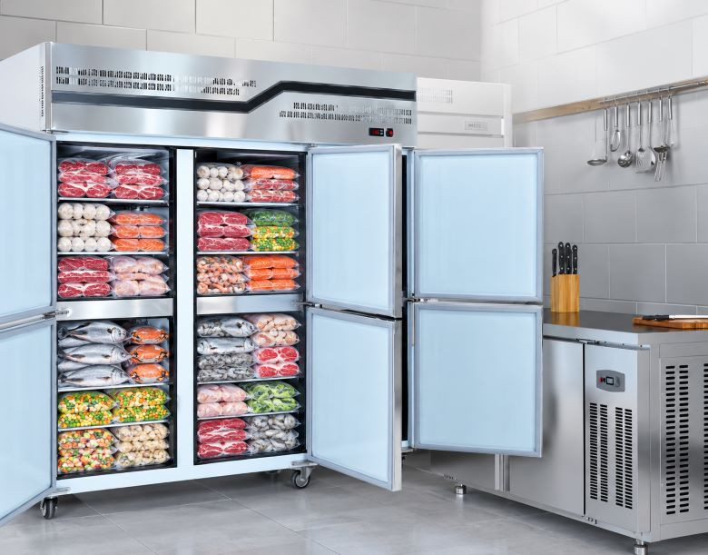 Sắp xếp thực phẩm đầy tải trong tủ 