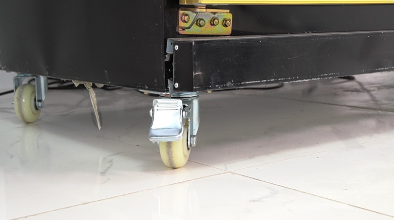 Bánh xe chịu lực được thế kế bên dưới tủ mát NEWCOOL