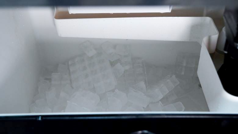 Bảo quản đá viên trong thùng trữ đá lớn