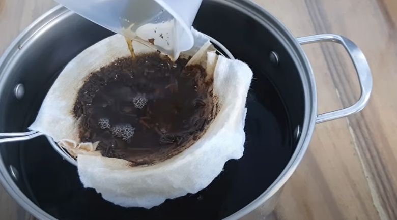 Lọc bỏ xác trà lấy nước cốt