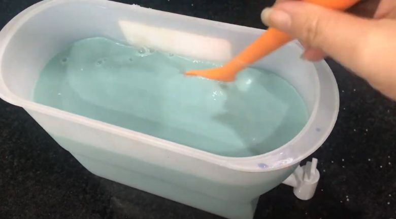 Khuấy đều hỗn hợp trà sữa
