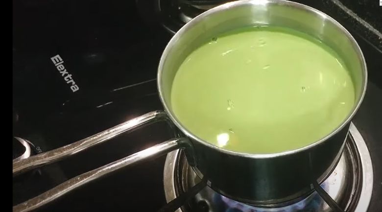 Khi hỗn hợp đã đủ nóng, tắt bếp và để nguội