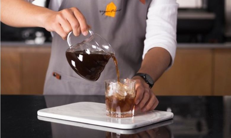 Đổ ra và thưởng thức ly cafe cold brew thơm ngon