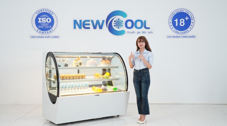 Thực tế mẫu tủ trưng bày bánh kem 3 tầng 1m5 QA750A (kính cong)