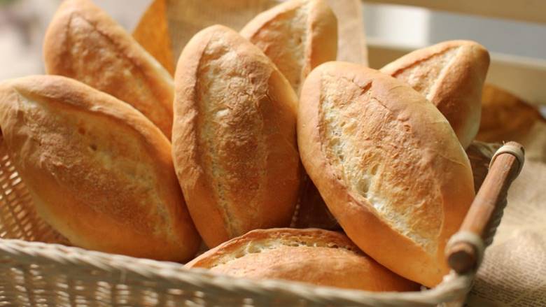 Để bánh mì trong tủ đông sẽ dễ bị hút ẩm, khô cứng