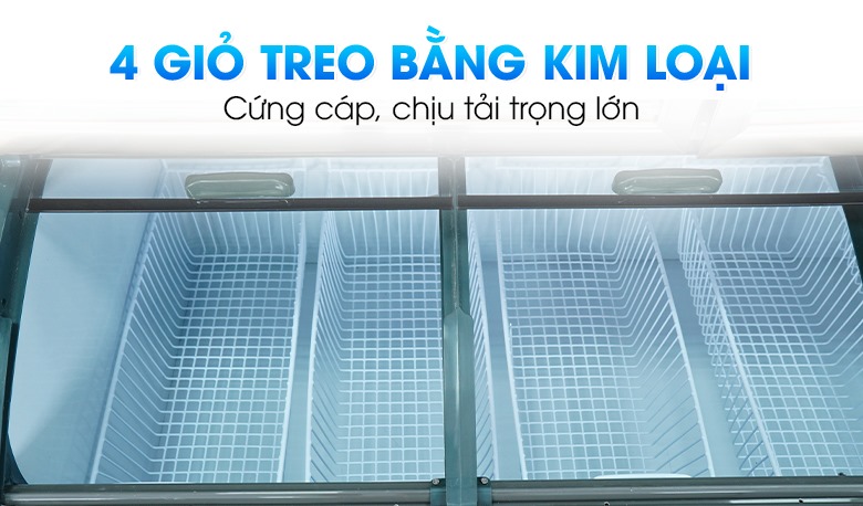 Trong ngăn đông lạnh là 4 giỏ treo bằng kim loại chắc chắn Trong ngăn đông lạnh là 4 giỏ treo bằng kim loại chắc chắn