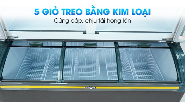 Trong ngăn đông lạnh là 5 giỏ treo bằng kim loại chắc chắn Trong ngăn đông lạnh là 5 giỏ treo bằng kim loại chắc chắn