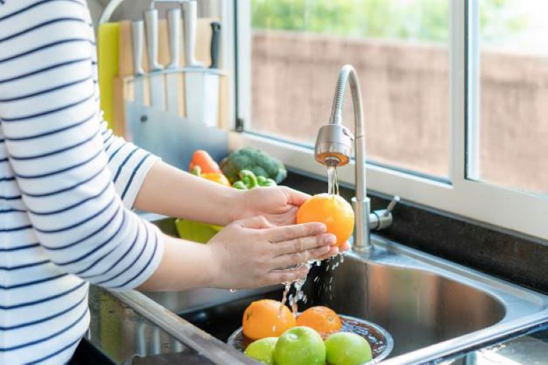 Không rửa sạch trái cây trước khi ép