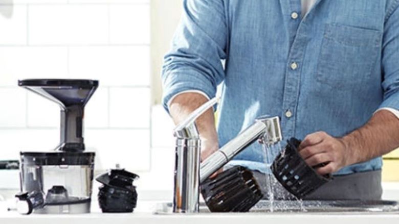 Rửa sạch máy ép trái cây trước khi ép