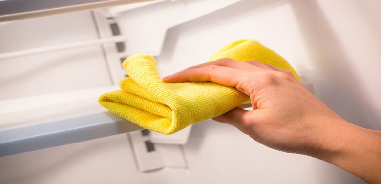 Thường xuyên vệ sinh tủ mát