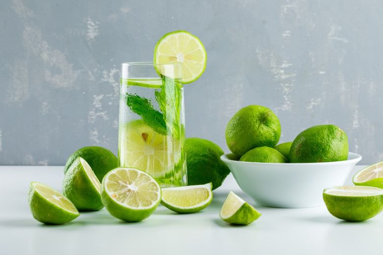 Nước ép chanh có tác dụng rất tốt, giúp detox cơ thể, giải độc, mát gan