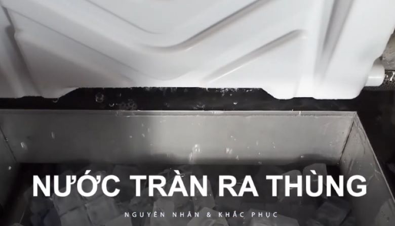 Nước tràn ra khỏi thùng