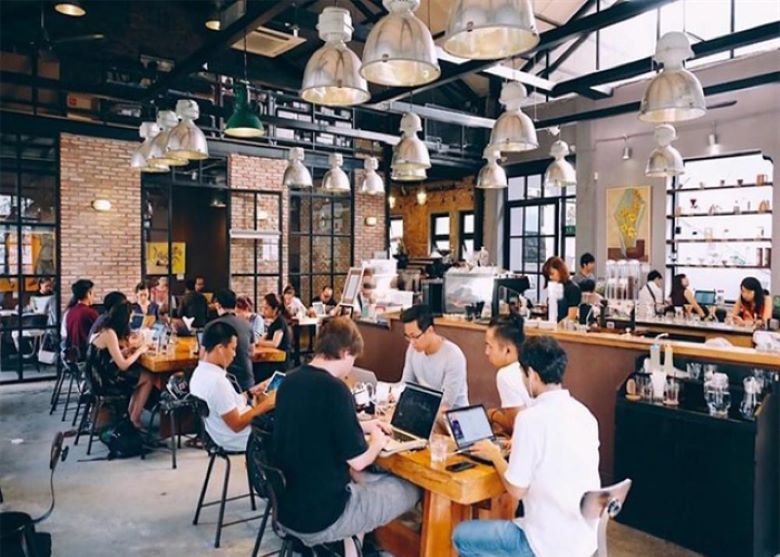 Nếu bạn kinh doanh quán cafe trà sữa thì nên ưu tiên lựa chọn máy làm đá viên