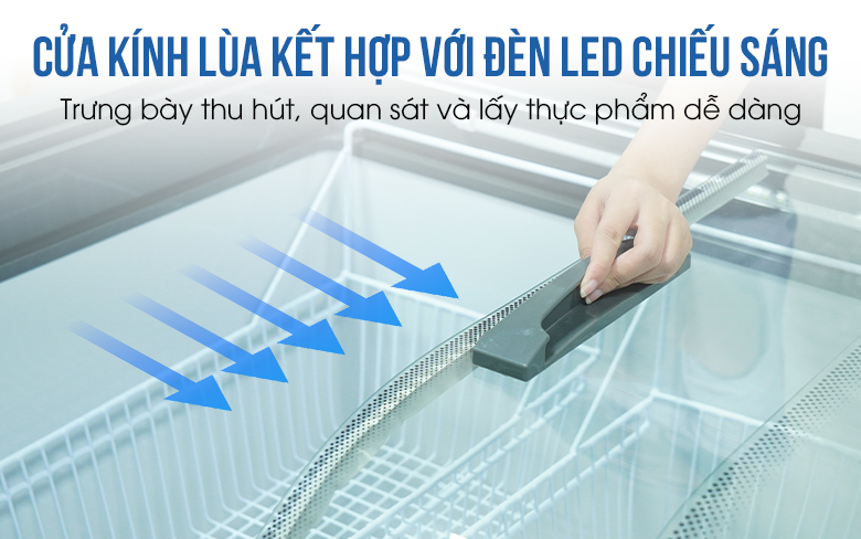 Cửa kính lùa dễ dàng đóng mở kết hợp với đèn chiếu sáng quan sát thực phẩm rõ ràng