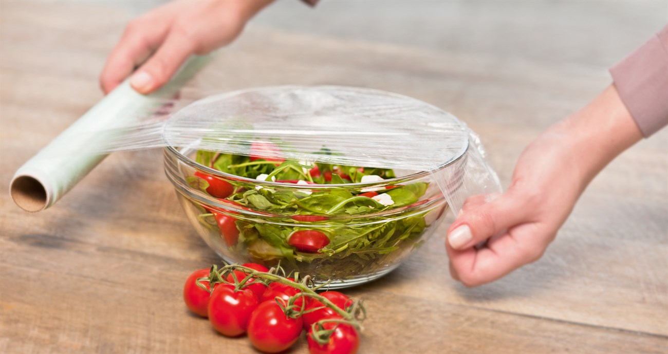 Rau củ có thể được bọc bằng màng bọc thực phẩm hoặc túi nilon