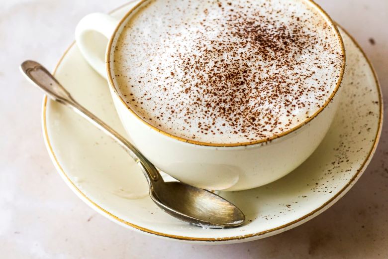 Capuchino được pha chế bằng cách ép nước nóng qua cà phê xay mịn