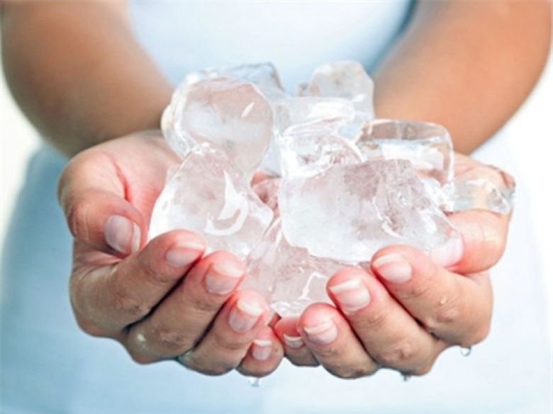 Đá viên bẩn có màu trắng đục