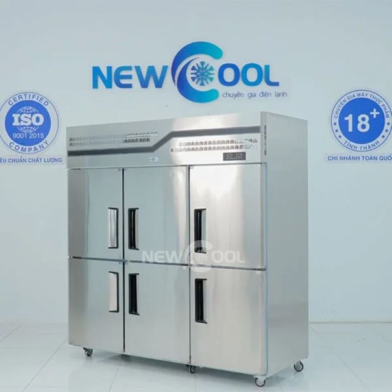 Tủ bảo ôn đứng là một thiết bị làm lạnh chuyên dụng được thiết kế để bảo quản thực phẩm ở nhiệt độ thấp