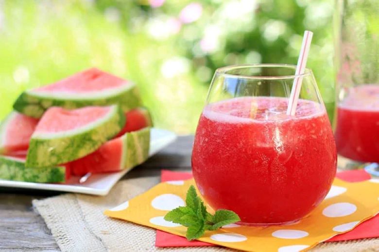 Với vị ngọt mát và dễ uống, nước ép dưa hấu luôn là một lựa chọn không thể thiếu trong tiệc buffet mùa hè