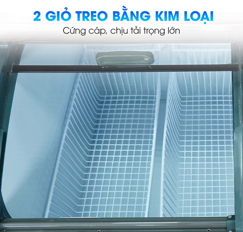 Trong ngăn đông lạnh là 2 giỏ treo bằng kim loại chắc chắn Trong ngăn đông lạnh là 2 giỏ treo bằng kim loại chắc chắn