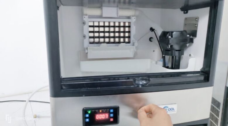 Tiến hành vệ sinh khay đựng đá thường xuyên