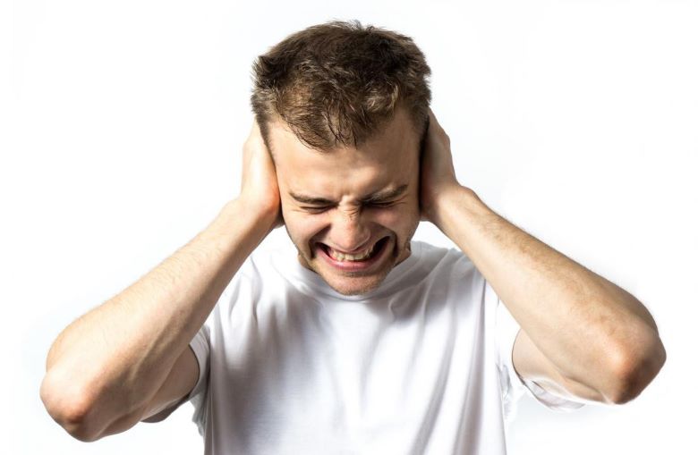 Máy phát ra tiếng ồn lớn bất thường