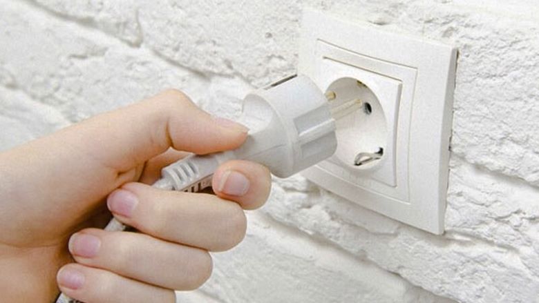 Tiến hành rút nguồn điện trước khi kiểm tra 