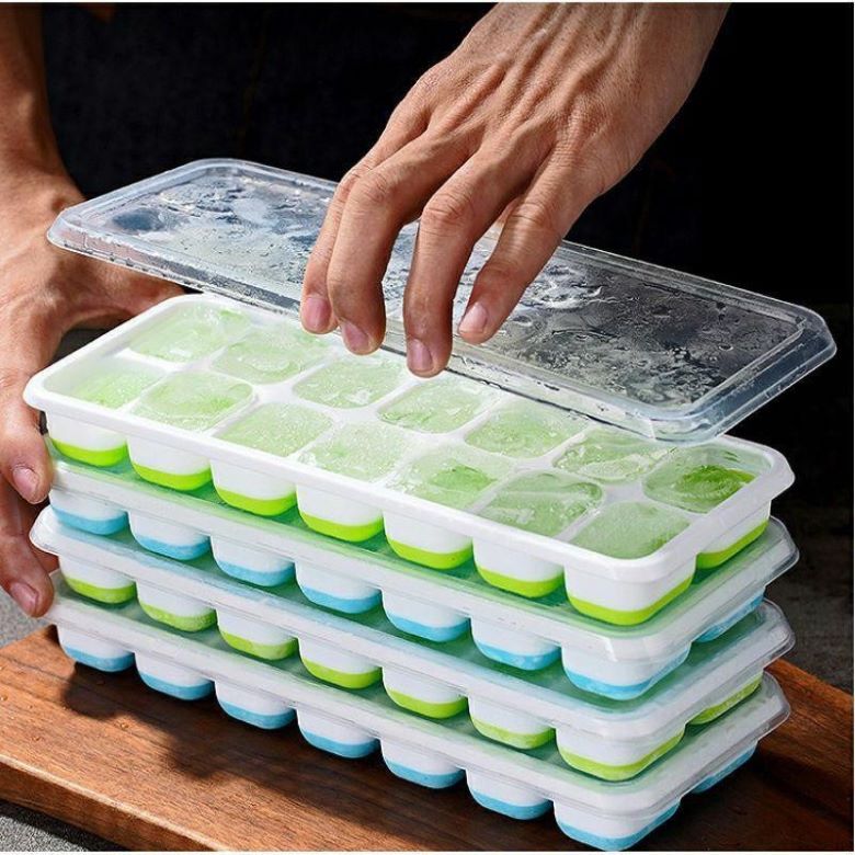 Sau khi pha đều hỗn hợp sữa, bạn đổ vào khay và để đông trong ngăn đá
