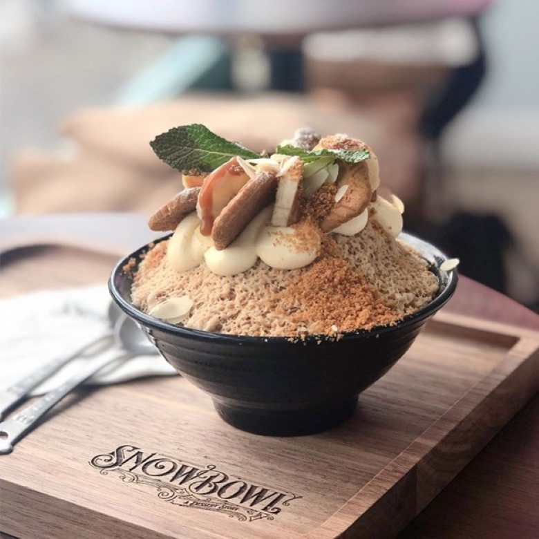 Trang trí với bánh và topping khô