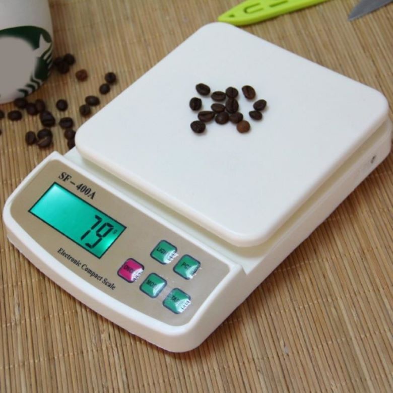 sử dụng cân tiểu ly để đo chính xác khối lượng sữa nền trước khi cho vào máy