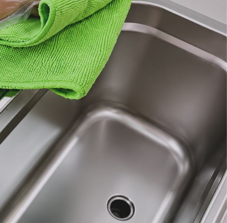 Lau khô và lắp lại máy đúng kỹ thuật