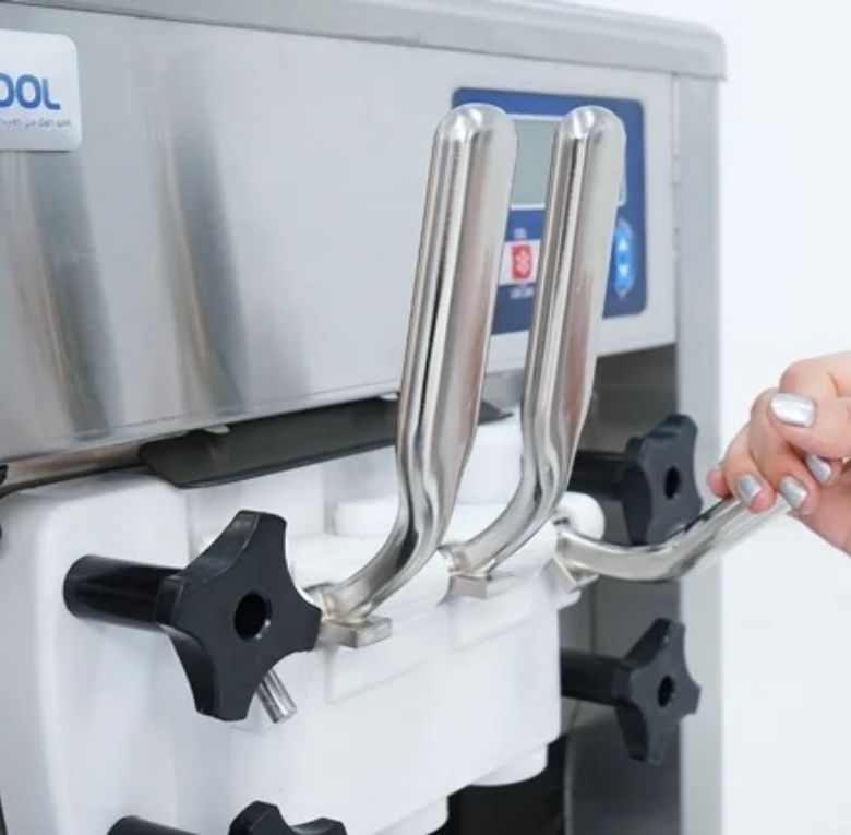 Vì sao vòi lấy kem dễ bị nghẹt trong giờ cao điểm?