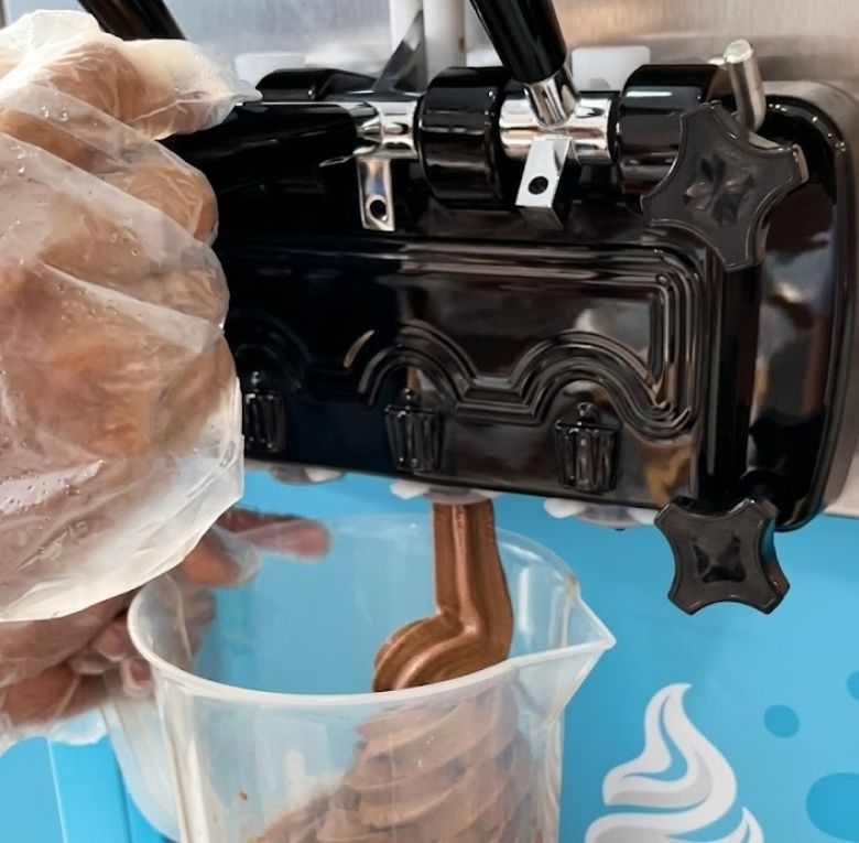 Xả sạch lượng kem còn lại trong máy