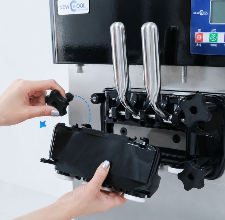 Nhẹ nhàng gỡ mặt nạ bắt kém ra khỏi thân máy