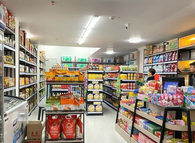 Không nên đầu tư tủ mát cánh kính 4 cánh khi diện tích cửa hàng từ 50m2 trở xuống