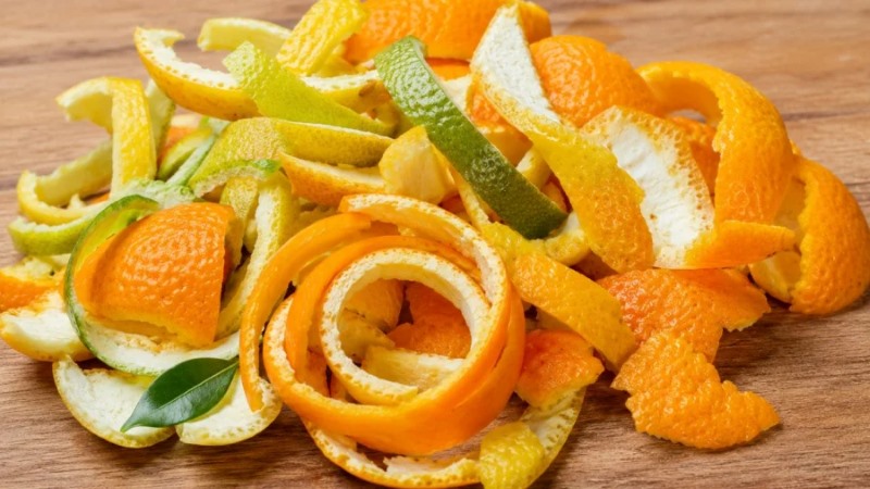 Khử mùi tủ mát bằng chanh tươi hoặc vỏ cam, quýt