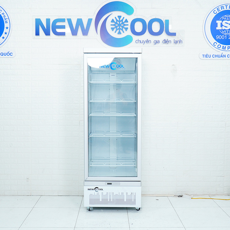 Tiến hành vệ sinh tủ trước khi sử dụng