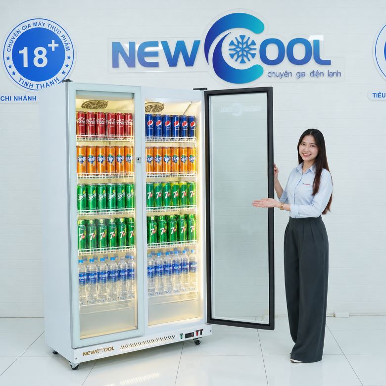 Đặt tủ mát cánh kính dọc tường phía trong