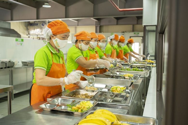 Bếp ăn công nghiệp nên cân nhắc sử dụng tủ đông công nghiệp 6 cánh để lưu trữ thực phẩm